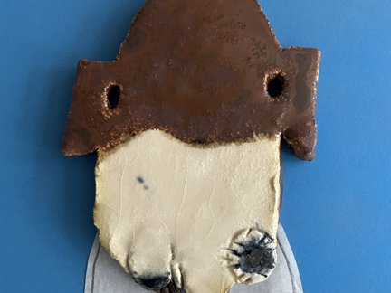 Keramiek mannetje: bruine muts